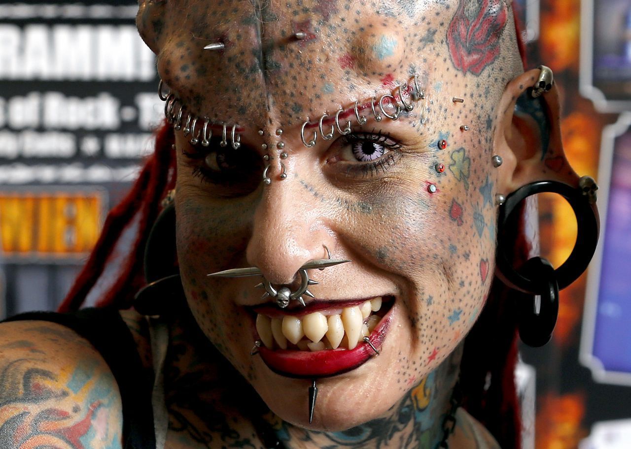 Vampirzähne: Auch die Beißer können im Rahmen einer Body Modification verändert werden. Körperkünstlerin Maria Jose Cristerna, besser bekannt als "The Mexican Vampire Woman", ließ sich ihre Zähne zu gefährlichen Reißzähnen anspitzen. 