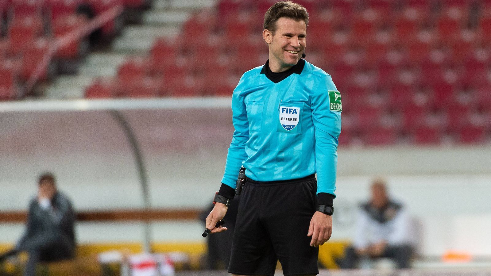 
                <strong>Brych und Co.: Die Schiedsrichter mit den meisten Bundesliga-Spielen</strong><br>
                Am 34. und letzten Spieltag der Saison 2020/21 wird Dr. Felix Brych sein 300. Bundesligaspiel pfeifen. Ein rundes Jubiläum für den Münchner, der bereits lange zu den Referees mit den meisten Bundesligaspielen gehört. ran.de zeigt die zehn Schiedsrichter mit den meisten Einsätzen im Oberhaus.
              