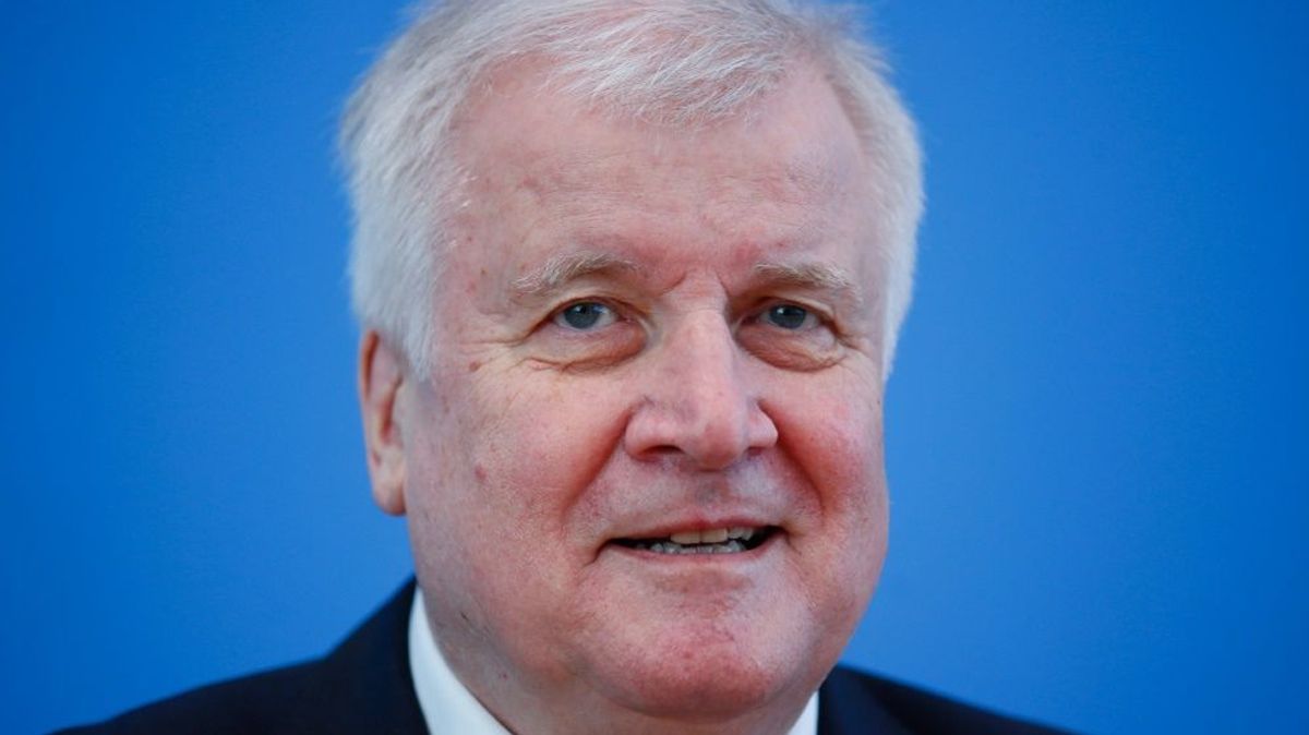 Lobt den Neustart der Bundesliga: Horst Seehofer