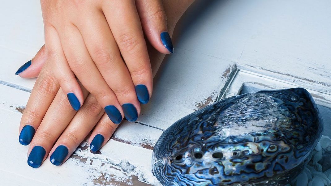 Neon Nails in Blau – was ist beim Styling mit dem Nail Trend zu beachten? Wir haben die Beauty-Facts im Artikel. 