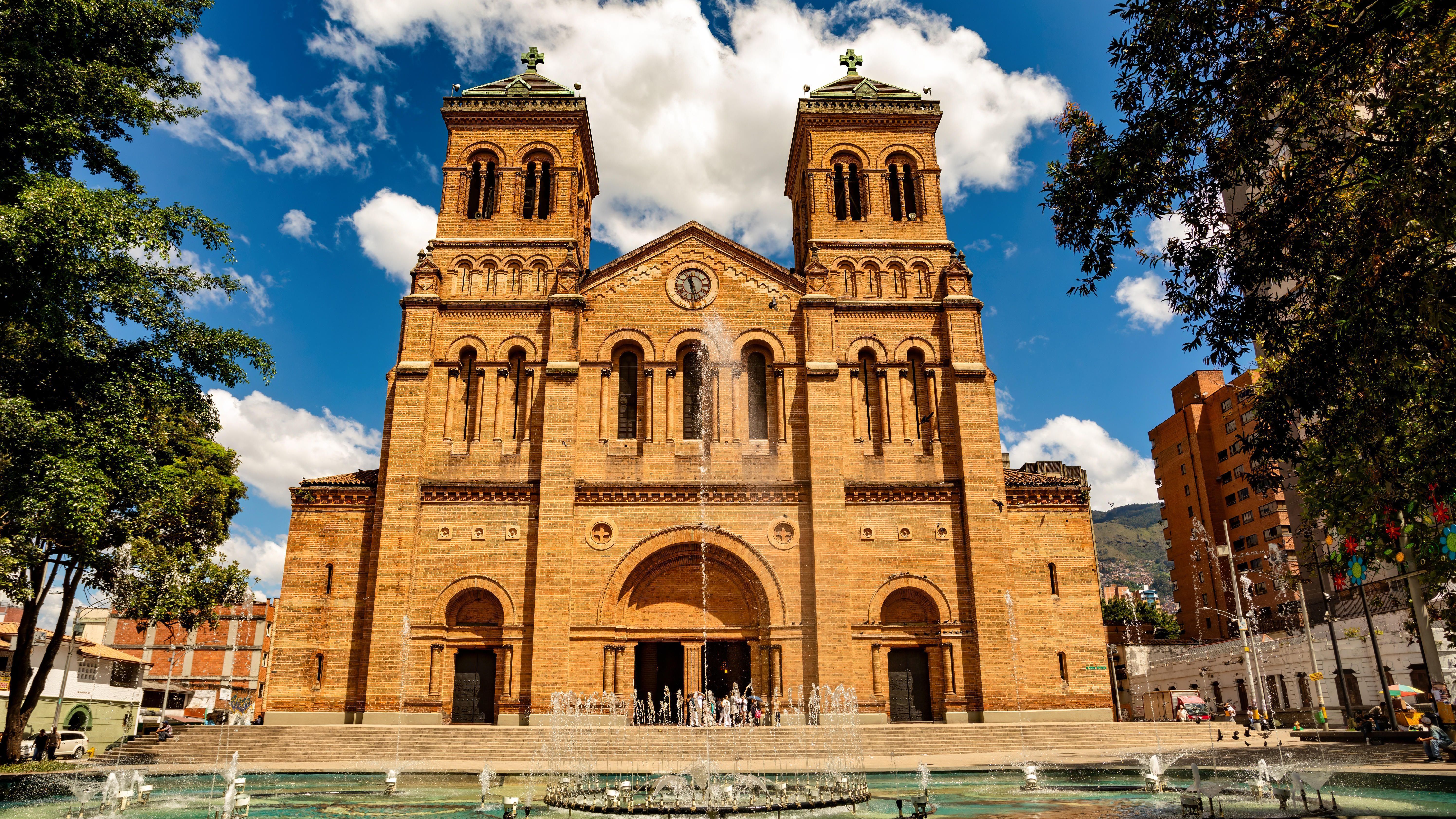 Die neuromanische Basilika des Erzbistums besteht aus Lehmziegeln und ist 53 Meter hoch. Die Fläche beträgt 5.000 Quadratmeter. 1890 wurde mit dem imposanten Sakralbau begonnen, fertiggestellt wurde er 1931 und liegt am Parque de Bolivar.