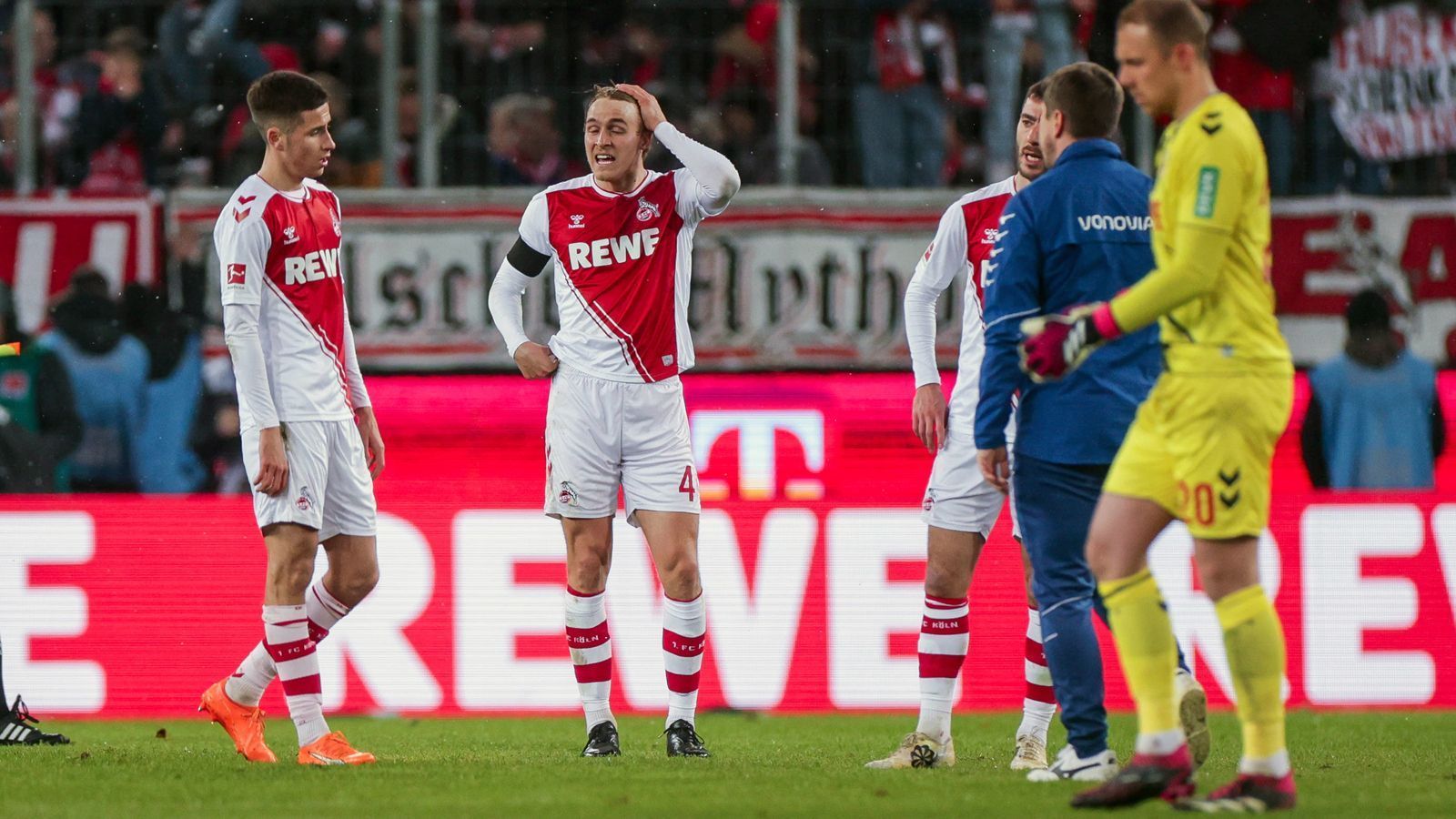 
                <strong>Verlierer: 1. FC Köln</strong><br>
                Der Negativlauf beim 1. FC Köln geht ebenfalls weiter. Die Domstädter mussten sich am 24. Spieltag wie erwähnt zuhause mit 0:2 gegen Bochum geschlagen geben. Damit verpasste die Mannschaft von Coach Steffen Baumgart, sich etwas von den Abstiegsrängen abzusetzen. Stattdessen purzeln die Kölner, die nur eines der zurückliegenden sieben Bundesliga-Spiele gewannen, immer näher an den Abgrund.
              