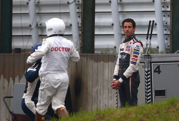 
                <strong>Bianchis Horror-Crash schockt die Formel 1</strong><br>
                Sutil (r.) erklärt zum Unfallhergang, er habe "das Auto wegen Aquaplaning verloren. Mir geht es gut, aber was dann passiert ist, war ein echter Schock, weil die Folgen andere sind als bei mir. Ich hoffe, dass es Jules gut geht."
              