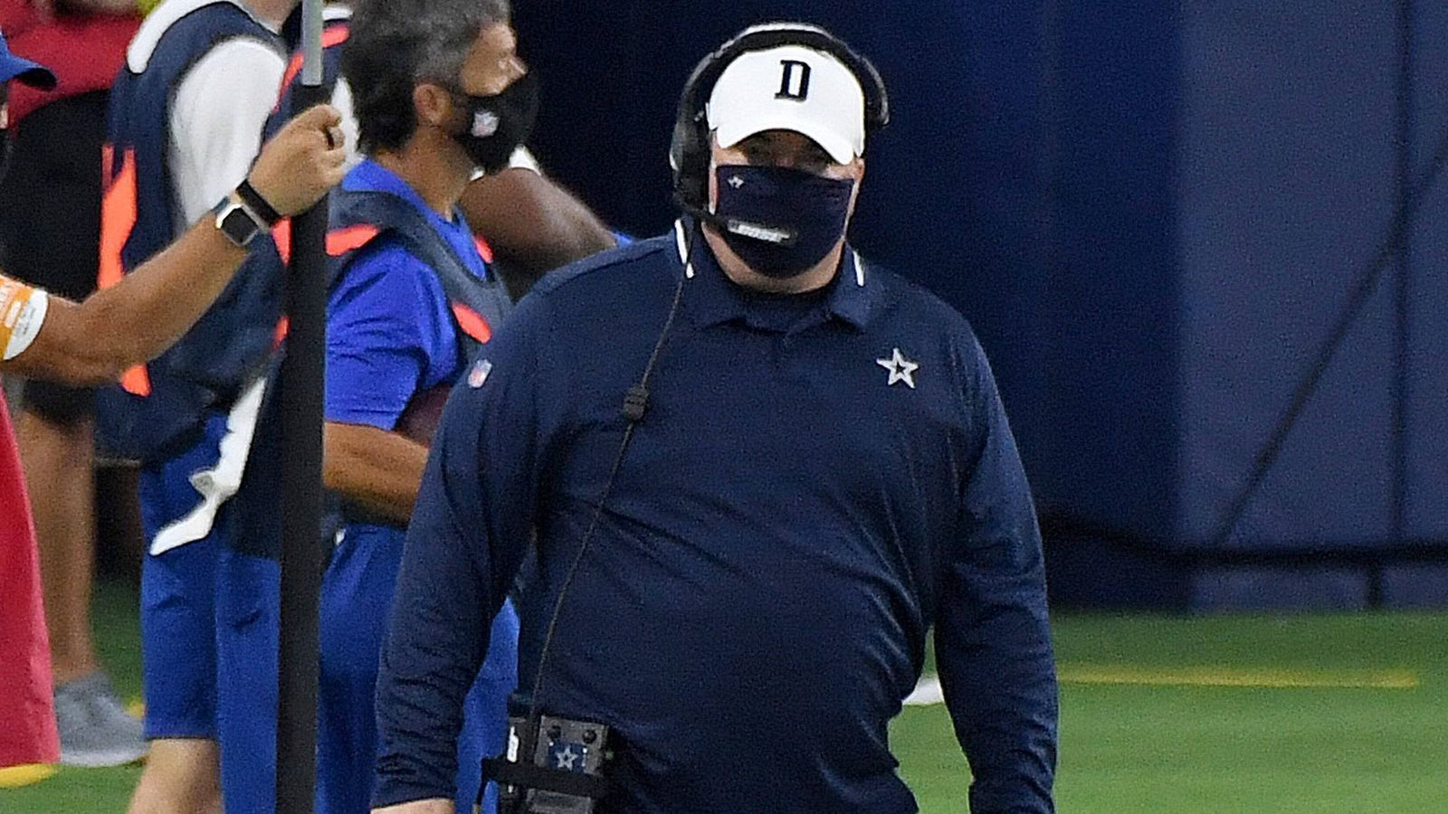 
                <strong>Wer ist Mike McCarthy?</strong><br>
                Er hat es in seiner Debüt-Saison als Coach der Cowboys geschafft, in der chronisch schlechten NFC East hinter Washington (7-9) und den New York Giants (6-10) zu landen. Ein Grund dafür war sicher die frühe Verletzung von Prescott (auch wenn die Cowboys bis dahin bei einer 1:3-Bilanz standen). Prescotts Rückkehr bedeutet daher auch: Ausreden gibt es für McCarthy keine mehr. Nach der Corona-Saison mit vielen Beschränkungen wird viele Fans interessieren, wie McCarthy generell als Coach auftritt. Trotz seiner langen Karriere als NFL-Coach war er bei "Hard Knocks" noch nie dabei.
              