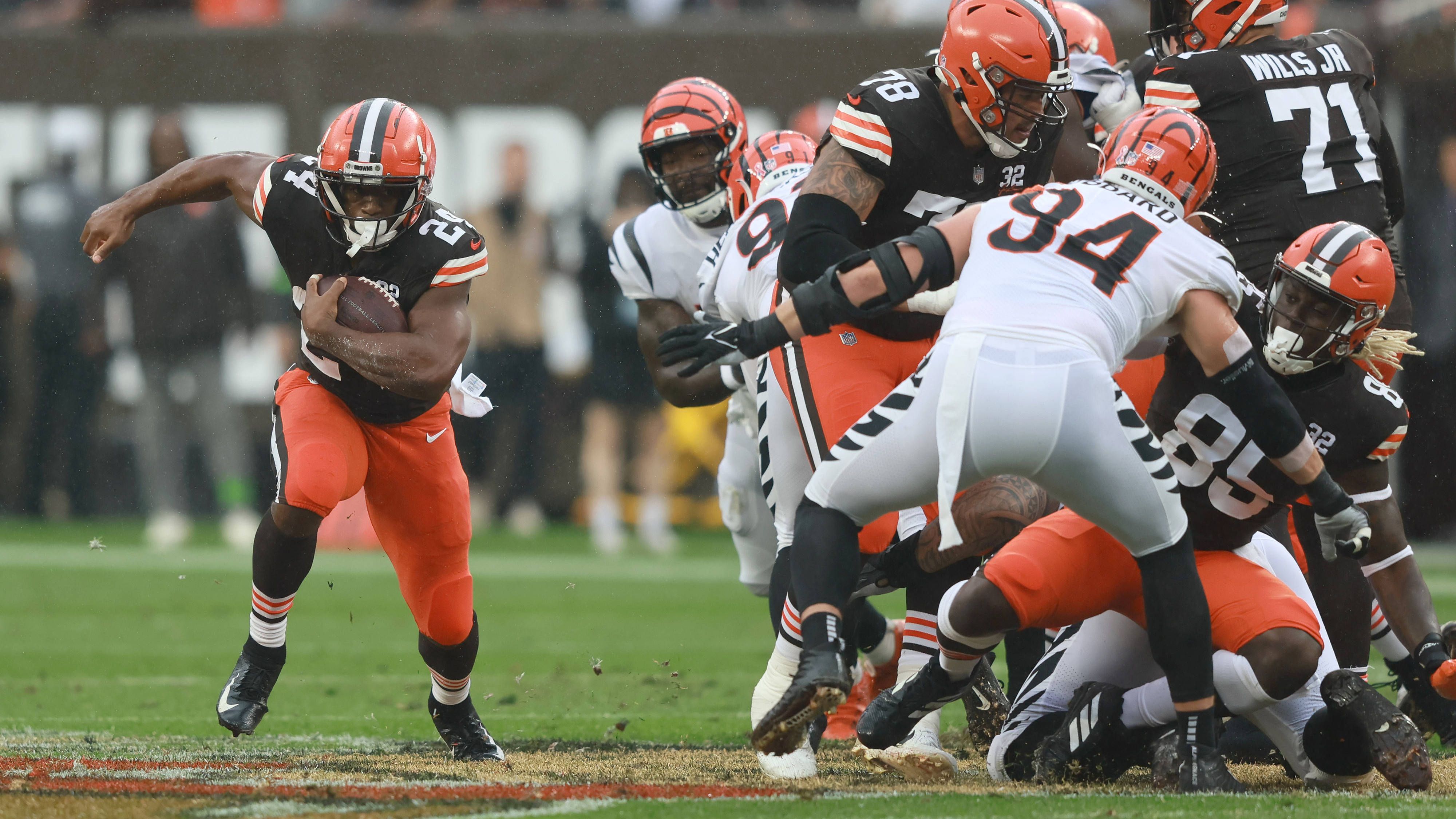 <strong>Platz 15: Cleveland Browns<br></strong>Die Offensive der Browns steht. Kevin Stefanski bewies über die letzten Jahre seine Offense-Expertise, die Offensive Line und die Passempfänger sind überdurchschnittlich gut. Der genesene Running Back Nick Chubb kann jederzeit für gute Läufe sorgen. Allerdings bleibt Deshaun Watson (nicht nur menschlich) eine Enttäuschung. Er läuft seit Jahren seiner Form hinterher.&nbsp;