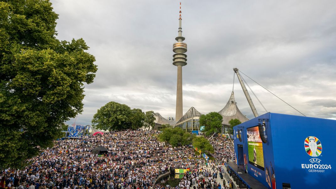 Im Olympiapark liegt die Bühne der offiziellen Fanzone. 