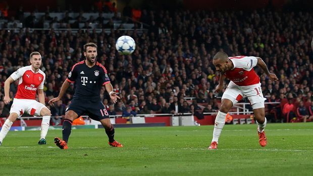 
                <strong>Neuer Parade</strong><br>
                Dabei fängt Neuers Abend im Emirates Stadium überragend an. In der 21. Minute pariert er einen Kopfball von Theo Walcott. Die Parade ist nur mit einem Wort zu beschreiben: Unfassbar!
              