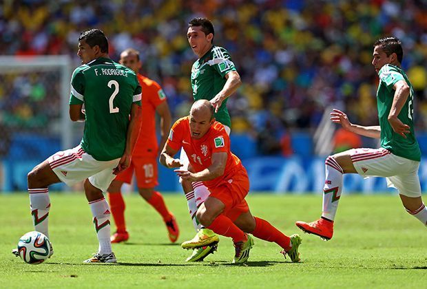 
                <strong>Niederlande vs. Mexiko: Robben gegen drei</strong><br>
                Manchmal werden es auch drei oder vier Verteidiger und damit dann doch zu viel für Robben. Der Niederländer spielt aber nicht zu eigensinnig, sondern ist oft auf sich allein gestellt.
              
