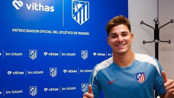 <strong>Julian Alvarez (Atletico Madrid)</strong><br>Julian Alvarez wechselt von Manchester City zu Atletico Madrid. Nur beim Transfer von Joao Felix haben die Rojiblancos mehr Geld für einen neuen Spieler ausgegeben. Mit Bonuszahlungen kann die Alvarez-Ablösesumme übereinstimmenden Medienberichten zufolge von 75 Millionen auf 95 Millionen Euro ansteigen. In Madrid unterschreibt er einen Vertrag bis 2030.&nbsp;