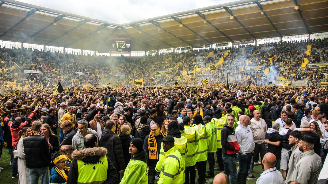 Die Aachener Fans feiern den Aufstieg auf dem Tivoli.