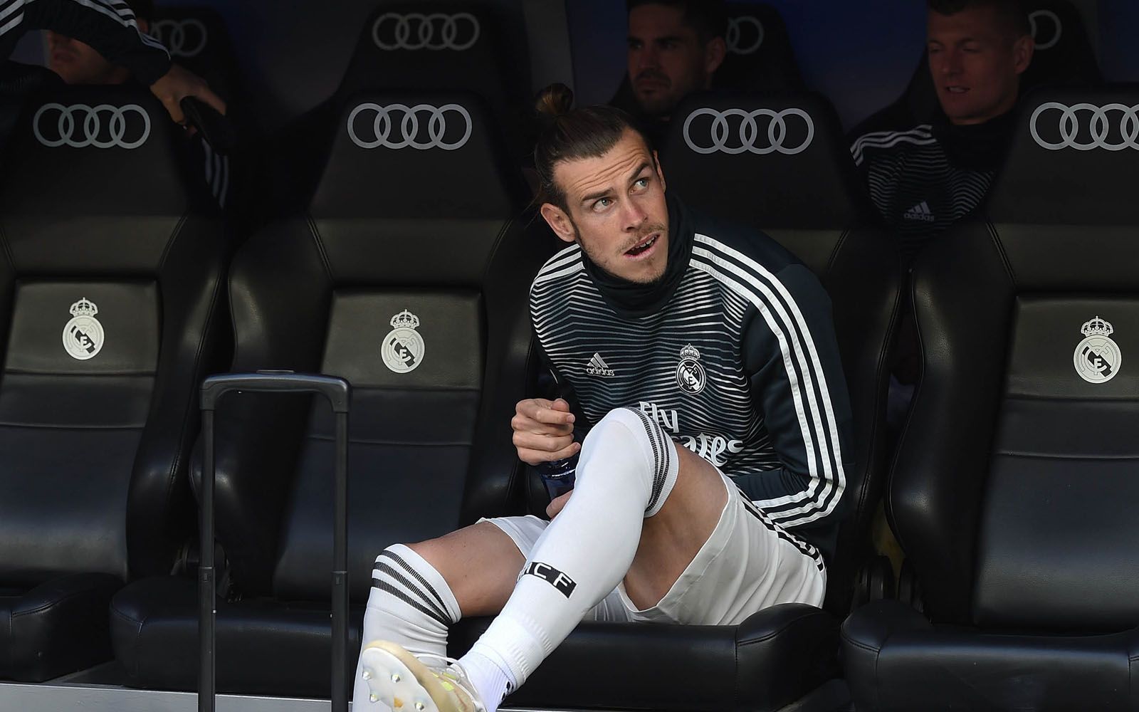 
                <strong>Gareth Bale</strong><br>
                Der Abschied des einst teuersten Spielers des Planeten scheint besiegelt, nach sechs gemeinsamen Jahren und 14 Titeln scheinen sich die Wege von Gareth Bale und Real Madrid zu trennen. Der Waliser, dessen Vertrag noch bis 2022 läuft, spielte unter Zidane keine Rolle mehr, musste zumeist auf der Bank Platz nehmen. Ob es Bale zurück auf die Insel zieht oder tatsächlich der FC Bayern ein ernsthafter Kandidat sein könnte, ist noch offen. Auch PSG soll sich angeblich mit dem 29-Jährigen beschäftigen.    
              