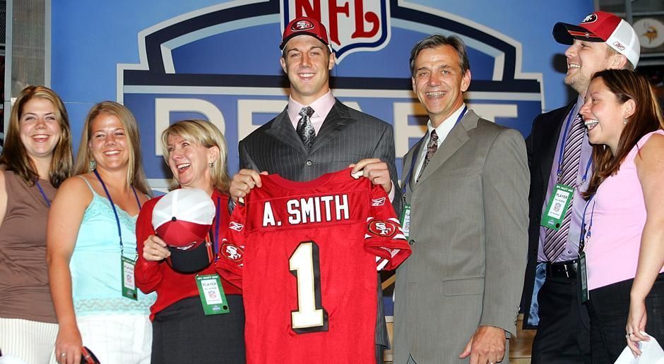 
                <strong>NFL-Draft 2005</strong><br>
                In der ersten Runde ausgewählte Quarterbacks:Pick 1 (San Francisco 49ers) - Alex Smith (Foto) - Pick 24 (Green Bay Packers) - Aaron Rodgers - Pick 25 (Washington Redskins) - Jason Campbell (aktiv von 2005 bis 2014)
              