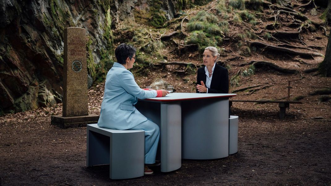 7. Juli 2024, Sachsen, Naundorf: Alice Weidel (rechts), Bundesvorsitzende der AfD, spricht beim ZDF-Sommerinterview in "Berlin direkt" in einem Wald am sogenannten "Geographischen Mittelpunkt Sachsens" mit Moderatorin Shakuntala Banerjee.