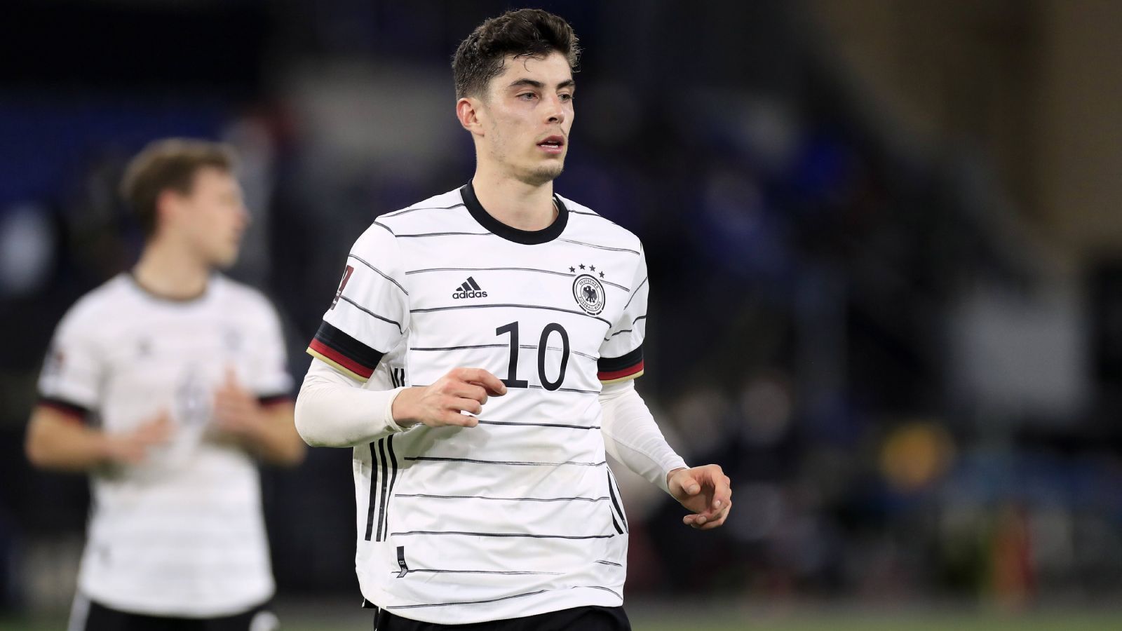 
                <strong>Mittelfeld: Kai Havertz (FC Chelsea)</strong><br>
                Die zuletzt gezeigte Form ist auch bei Kai Havertz ansteigend. Nachdem er anfangs beim FC Chelsea Probleme hatte, sich zurechtzufinden, steigerte er sich wie alle seine Mitspieler unter Neu-Trainer Thomas Tuchel. Egal ob in den Halbpositionen oder als alleiniger Stürmer, der gebürtige Aachener überzeugte zuletzt durchweg. Diese Polyvalenz kann Joachim Löw bei der Spielvorbereitung gegen die unterschiedlichen Gegner nur helfen.
              