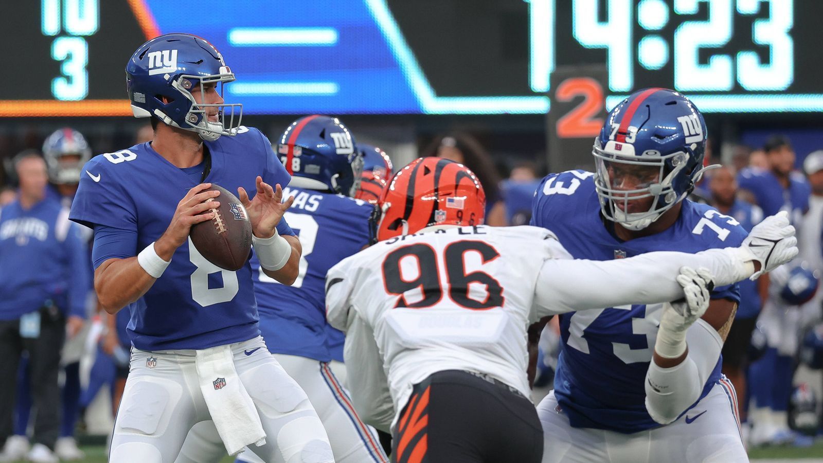 
                <strong>Löchrige O-Line: Quarterback-Beschützer verbessert, aber nicht sattelfest</strong><br>
                Ein Grund, warum die Leistungen der Giants nicht wirklich konstant sind: die nach wie vor wacklige Offensive Line. Die steht im Liga-Vergleich nur auf Position 23 von 32 Teams. Unteres Drittel der NFL also - und das trotz großer Investitionen in Sachen Quarterback-Beschützer. Im diesjährigen Draft sicherten sich die "G-Men" an Position fünf Offensive Tackle Evan Neal und holten in der Free Agency Routiniers wie Mark Glowinski, um die bestehende O-Line um Andrew Thomas zu verstärken. Die Abstimmung untereinander braucht dabei aber offenbar noch Zeit: Signal Caller Daniel Jones kassiert im Durchschnitt drei Sacks pro Spiel - damit ist er der am sechsthäufigsten gesackte Quarterback der Liga.  
              