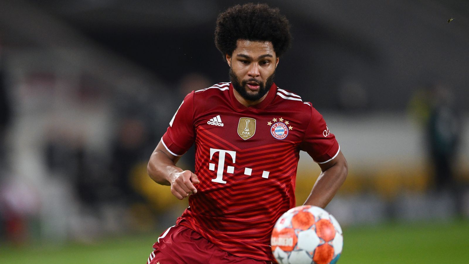 
                <strong>Angriff: Serge Gnabry (FC Bayern München)</strong><br>
                Als Dauerbrenner überzeugte Bayerns Serge Gnabry. Der deutsche Nationalspieler kam in allen 17 Hinrunden-Spielen für die Münchner zum Einsatz und hatte zahlreiche Leistungs-Ausreißer nach oben. Neben zwei Doppelpacks bleibt vor allem Gnabrys Gala-Auftritt beim 5:0-Sieg am 16. Spieltag beim VfB Stuttgart in Erinnerung. In der Mercedes-Benz Arena steuerte das frühere VfB-Talent drei Treffer bei und bereitete die anderen beiden Bayern-Tore vor. So hat der 26-Jährige nach der Hinrunde neun Bundesliga-Tore und vier Assists auf dem Konto.
              