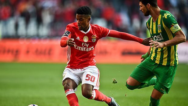
                <strong>Nelson Semedo (Benfica Lissabon)</strong><br>
                Nelson Semedo (Benfica Lissabon): Laut der portugiesischen Zeitung "O Jogo" hat der FC Bayern im Winter den 23-jährigen Nelson Semedo häufiger beobachtet. Bei Benfica Lissabon ist Semedo unumstrittener Stammspieler auf Rechts. Zudem spielt er auch kreativ nach vorne. Allerdings buhlt wohl auch Manchester United um den Portugiesen, der eine Ausstiegsklausel über 60 Millionen Euro besitzt. 
              