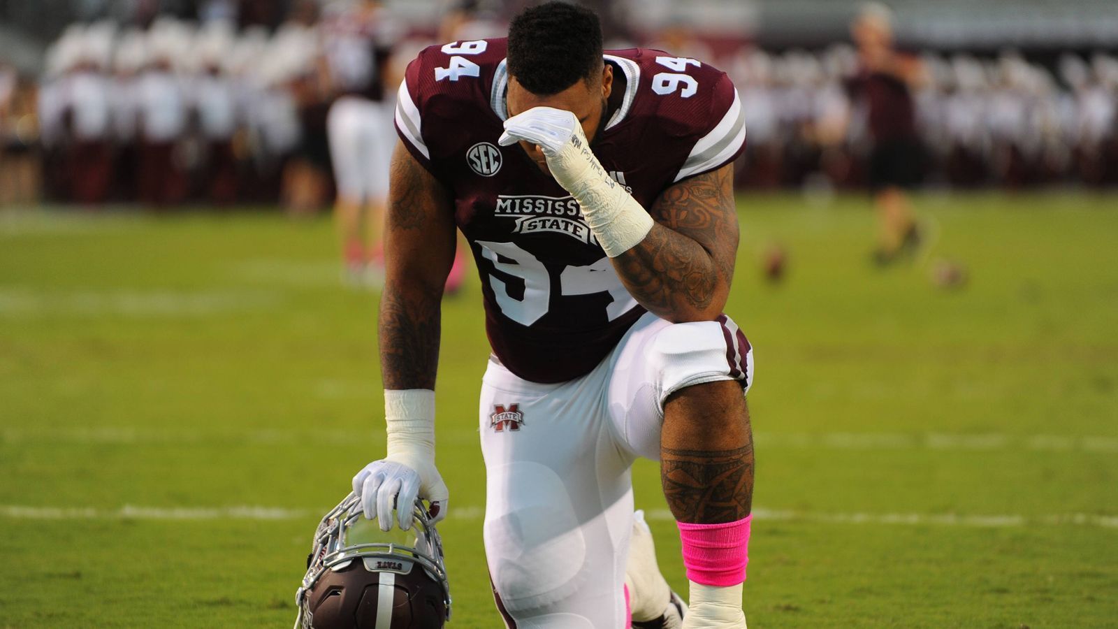 
                <strong>Jeffery Simmons (Mississippi State)</strong><br>
                Für Jeffery Simmons hätte das Jahr 2019 bislang kaum schlechter verlaufen können. Im Februar zog er sich einen Kreuzbandriss zu, wird damit den Saisonstart wohl verpassen. An dem NFL Combine hätte er ohnehin nicht teilnehmen dürfen. Weil er im Jahre 2016 eine Frau geschlagen haben soll, schloss ihn die NFL von dem Sichtungstraining aus. Simmons galt für den Draft eigentlich als Top-15-Kandidat, dürfte aufgrund der Verletzung aber leicht nach hinten rutschen. Der 1,93 Meter große und 136 kg schwere Defensive Liner ist flexibel einsetzbar und kam in drei Spielzeiten auf 163 Total Tackles, 33 Tackles for Loss und 7 Sacks.
              