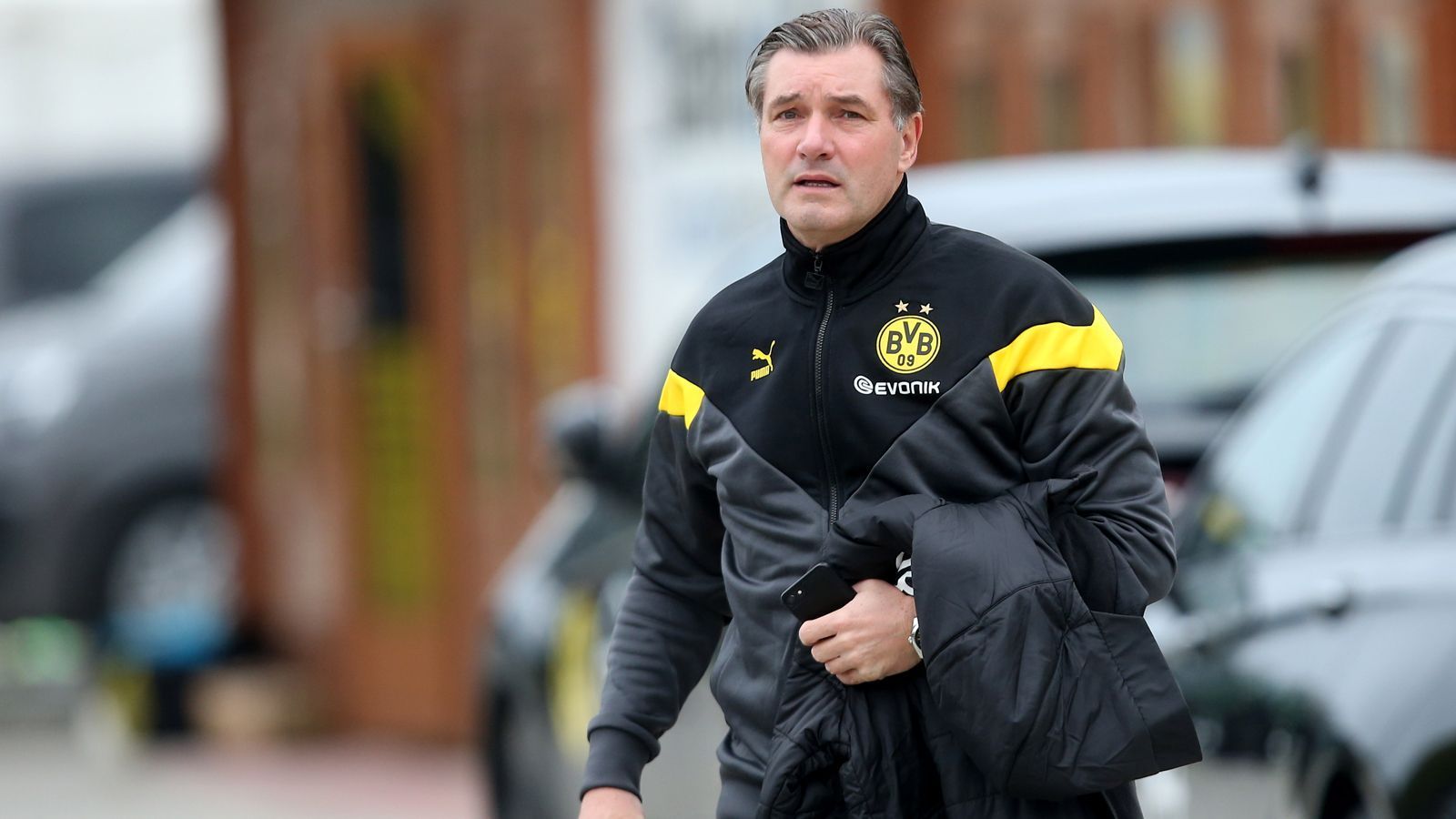 
                <strong>Michael Zorc (Borussia Dortmund, Sportlicher Leiter)</strong><br>
                Bayerns Dauer-Rivale Borussia Dortmund vertraut in vielen Führungspositionen ebenfalls auf ehemalige Spieler. So bekleidet der frühere BVB-Kapitän Michael Zorc schon seit 1998 das Amt des sportlichen Leiters beim Revier-Klub. Unter der Führung des 57-Jährigen wurde Dortmund drei Mal Meister und zwei Mal Pokalsieger, erreichte zudem ein Mal das Champions-League-Finale. Laut "Kicker" dürfte sich Zorc nach Ende seines bis 2021 laufenden Vertrages zurückziehen - und möglicherweise an einen anderen BVB-Ex-Star übergeben. 
              