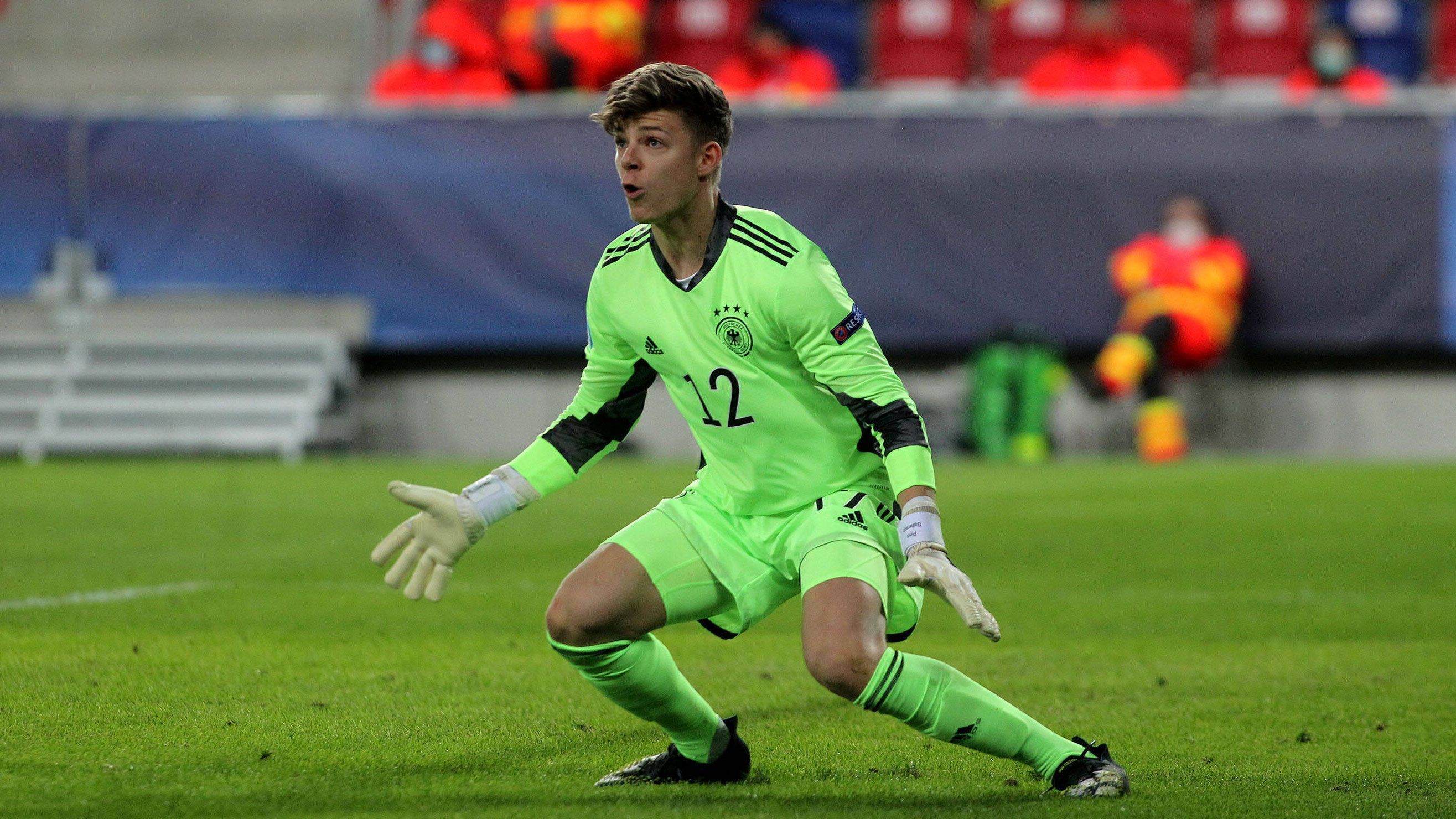 
                <strong>Finn Dahmen (1. FSV Mainz 05)</strong><br>
                U21-Länderspiele: 5 Der 23-jährige vom 1. FSV Mainz 05 stand in der Bundesliga in dieser Saison bisher genau zweimal auf dem Feld. Hinter Stamm-Keeper Robin Zentner konnte sich Dahmen bei den Mainzern noch nicht richtig durchsetzen. Immerhin: Seine beiden Einsätze in der Startelf hatte er in den Spielen gegen den FC Bayern München und Borussia Dortmund, also den beiden Schwergewichten in der Bundesliga. Bei der EM stand der gebürtige Wiesbadener bei allen drei Gruppenspielen im Kasten des DFB-Teams. Trotz seines Aussetzers im Spiel gegen die Niederlande wird Dahmen im Normalfall auch am 31. Mai wieder im Kader von Stefan Kuntz stehen. 
              