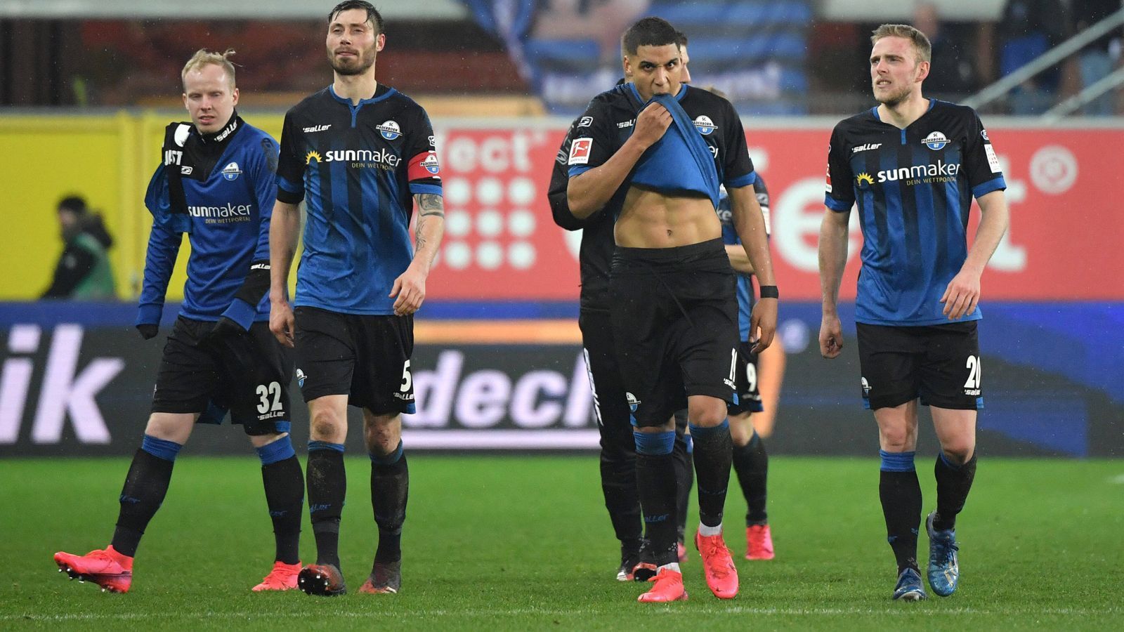 
                <strong>Platz 9 - SC Paderborn (2019/20, 20 Punkte, 37:74 Tore)</strong><br>
                Der SC Paderborn ging als krasser Außenseiter in die Bundesliga-Saison 2019/20 - das Team von Trainer Steffen Baumgart suchte sein Glück dennoch in frechem Offensivspiel. Das konnte zwar an der schwachen Punkteausbeute wenig ändern, sorgte aber immerhin für erstaunlich viel Unterhaltung bei den Auftritten der Paderborner, die ab dem 4. Spieltag durchgehend auf einem direkten Abstiegsplatz und ab dem 20. Spieltag durchgehend auf dem letzten Tabellenplatz standen.
              