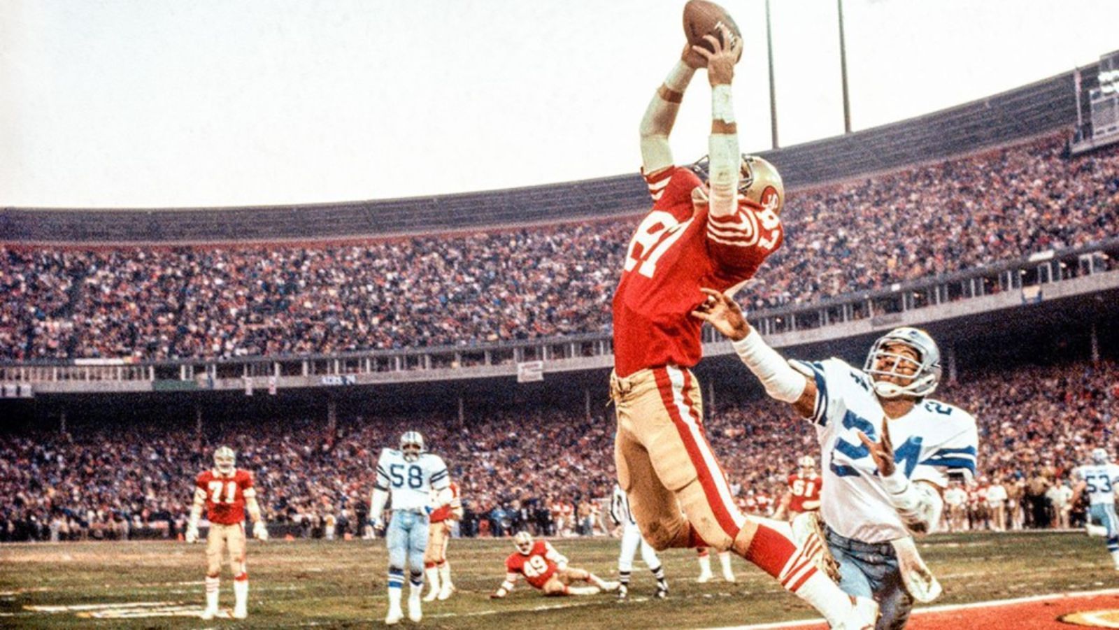 
                <strong>"The Catch" - Wie Dwight Clark zur Legende wurde</strong><br>
                ... denn im NFC Championship Game 1981 kommt es zum nächsten Playoff-Duell der 49ers mit den Dallas Cowboys, bereits zum vierten Mal in elf Jahren. Die Cowboys gingen als Favorit in die Partie, jedoch sollte es der erste Glanzmoment in der Karriere des Joe Montana werden. Mit sechs Punkten Rückstand führte Montana den letzten Drive an, bei noch knapp unter einer Minute zu spielen stand er sechs Yards vor der Endzone. Montana rollte rechts raus und fand mit einem hervorragenden Pass die Fingerspitzen von Dwight Clark, der den 49ers den Sieg und damit den Einzug in den Super Bowl bescherte. "The Catch", so wird dieses Play heute genannt, gilt als das Ende der Cowboys-Dominanz in der NFC.
              