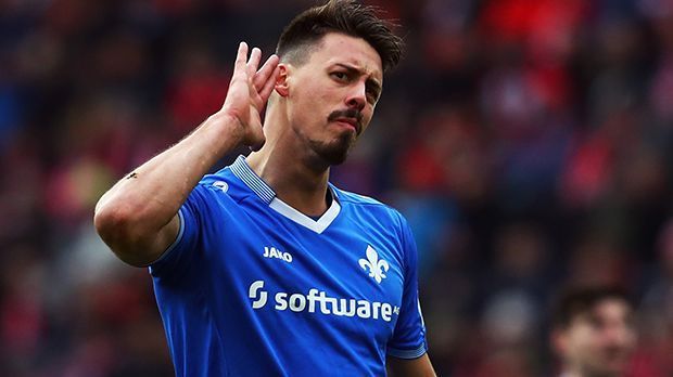 
                <strong>Sturm: Sandro Wagner</strong><br>
                Sturm: Sandro Wagner. Sandro Wagner? Ja, ihr habt richtig gehört. Nach glücklosen Jahren in Bremen und Berlin blüht der 28-Jährige im Dress des SV Darmstadt 98 so richtig auf. Mit elf Toren und einer Vorlage gehört Wagner zu den aktuell torgefährlichsten Stürmer in der Bundesliga. Damit traf er beispielsweise häufiger als der für die Freundschaftsspiele im Kader stehende Kevin Volland. Geht Joachim Löw rein nach Leistung, sollte er über Sandro Wagner nachdenken.
              
