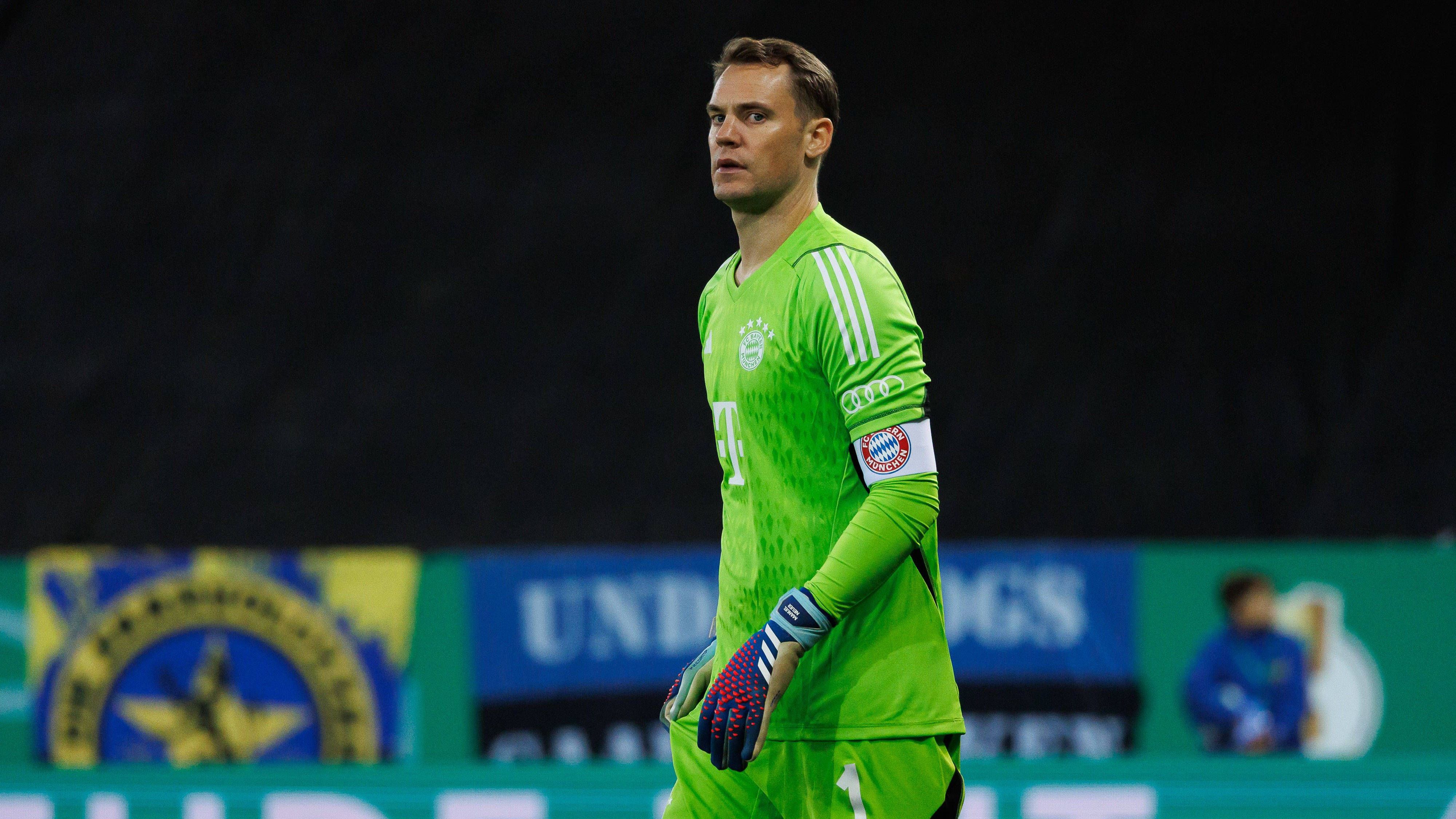 <strong>Manuel Neuer</strong><br>In der ersten Halbzeit lange Zeit nur am Ball, wenn er von Mitspielern mit Rückpässen bedient wird. Muss in der 41. Minute zum ersten Mal mit der Hand ran. Fünf Minuten später beim Gegentor chancenlos. Nach der Pause wieder die meiste Zeit beschäftigungslos. Beim 1:2 erneut chancenlos.&nbsp;<strong><em>ran</em></strong>-Note: 3