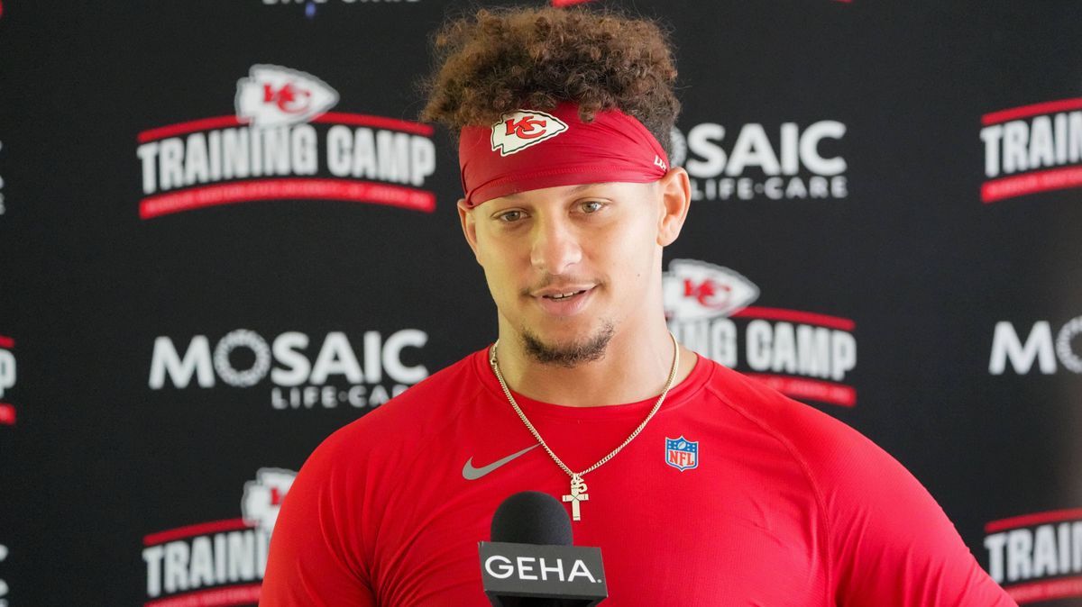 NFL, American Football Herren, USA Kansas City Chiefs Training Camp Jul 26, 2024; Kansas City, MO, USA; Kansas City Chiefs quarterback Patrick Mahomes (15) speaks to the media after training camp a...