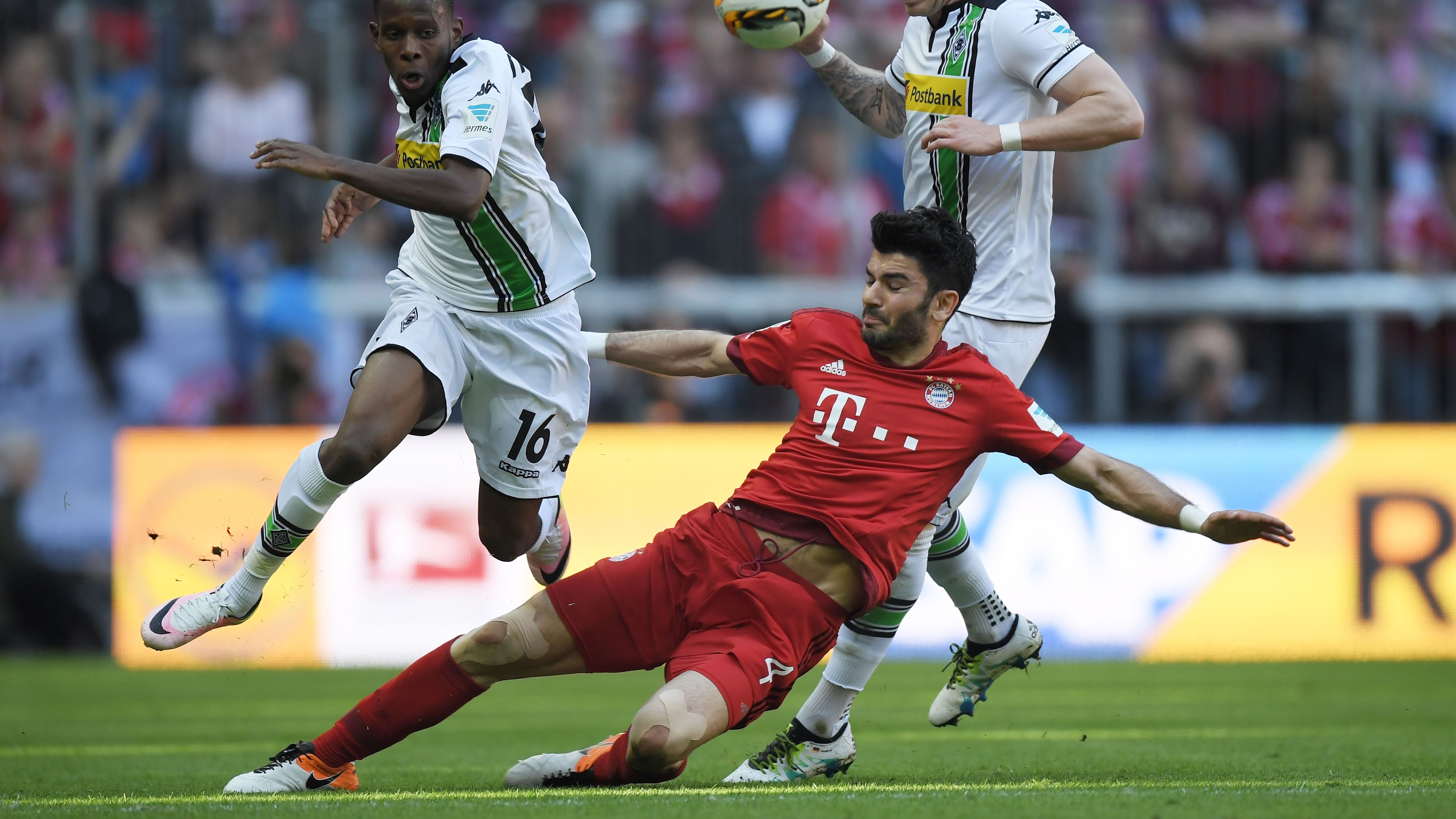 <strong>Serdar Tasci (FC Bayern München)</strong><br>Serdar Tasci zum FC Bayern klingt nach einer Simulation. Im Jahr 2016 wurde dieses Szenario jedoch wahr, als der Innenverteidiger für rund ein halbes Jahr per Leihe vom Spartak Moskau an die Säbener Straße kam. Der ehemalige Stuttgarter spielte quasi keine Rolle und kam lediglich zu drei Einsätzen. Dennoch gewann Tasci mit dem FCB das Double.