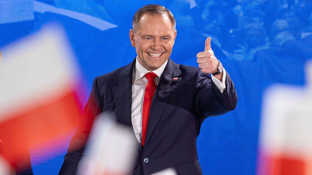 Karol Nawrocki gewinnt die Präsidentenwahl und setzt auf nationalkonservativen Kurs.
