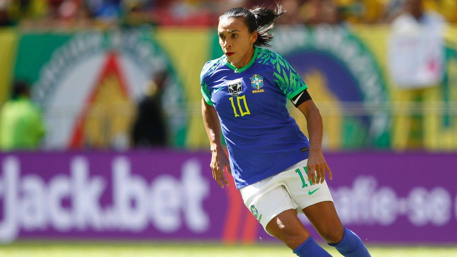 
                <strong>Rang 10: Marta</strong><br>
                &#x2022; Nation: Brasilien<br>&#x2022; Verein: Orlando Pride<br>&#x2022; Anzahl Instagram-Follower: 2,6 Millionen<br>&#x2022; Verdienst pro Post: 11.600 Euro <br>
              