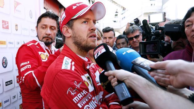 
                <strong>Sebastian Vettel wechselt zu Mercedes</strong><br>
                Der Deutsche wurde schon von vielen Fans und Medien bei Mercedes gesehen, als Nico Rosberg überraschend seinen Rücktritt verkündete. Was wäre das auch für eine tolle Kombination: Der viermalige Weltmeister im Silberpfeil! Vettel verwies aber immer recht humorlos auf seinen bis nach dieser Saison laufenden Vertrag. Da Bottas nur mit einem Einjahresvertrag ausgestattet wurde, wird die traditionelle "Silly Season" sowieso heiß laufen. Im Spätsommer machen Mercedes und Vettel dann Nägel mit Köpfen. Dass Hamilton am Ende zurücktreten wird, weiß da nur noch niemand.
              