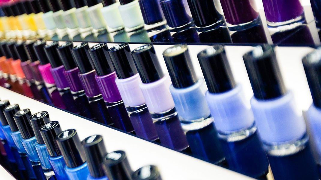 Bring deine Nägel ins perfekte Licht: Kunterbunte Farbwelten der Farblacke für jeden Geschmack.