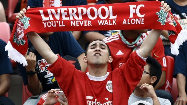 
                <strong>Die Hymne der Reds "You´ll never walk alone"</strong><br>
                Fans: Vor über 50 Jahren riefen die Anhänger der "Reds" eine Legende ins Leben. Die Fans stimmten nach einem Ausfall der Musik-Anlage ein Lied der Band "Gerry & the Pacemakers" an. Dieses Lied wurde zur Hymne und ist heute einer der bekannteste Fußball-Songs der Welt: "You´ll never walk alone".
              