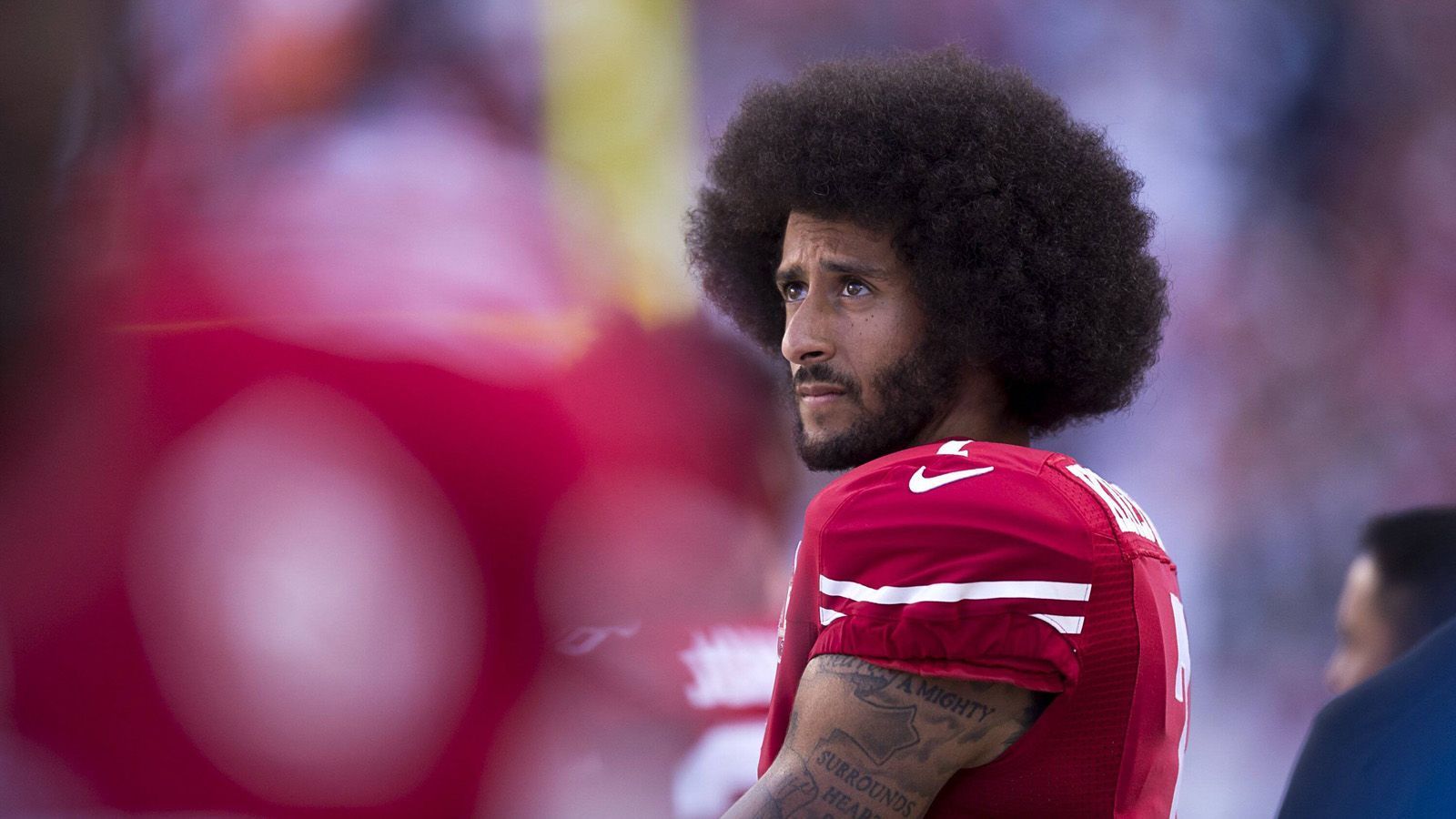 
                <strong>Zweite Ankündigung</strong><br>
                Ein Monat später versprach Kaepernicks Anwalt große Neuigkeiten. "Es wird nächste Woche Neuigkeiten zu Kap und Eric Reid geben. Das ist alles, was ich im Moment sagen kann", kündigte der Anwalt in einem Podcast an. Doch auf die großen Worte folgten keine Taten. Der ehemalige Quarterback der San Francisco 49ers war weiterhin vereinslos.
              