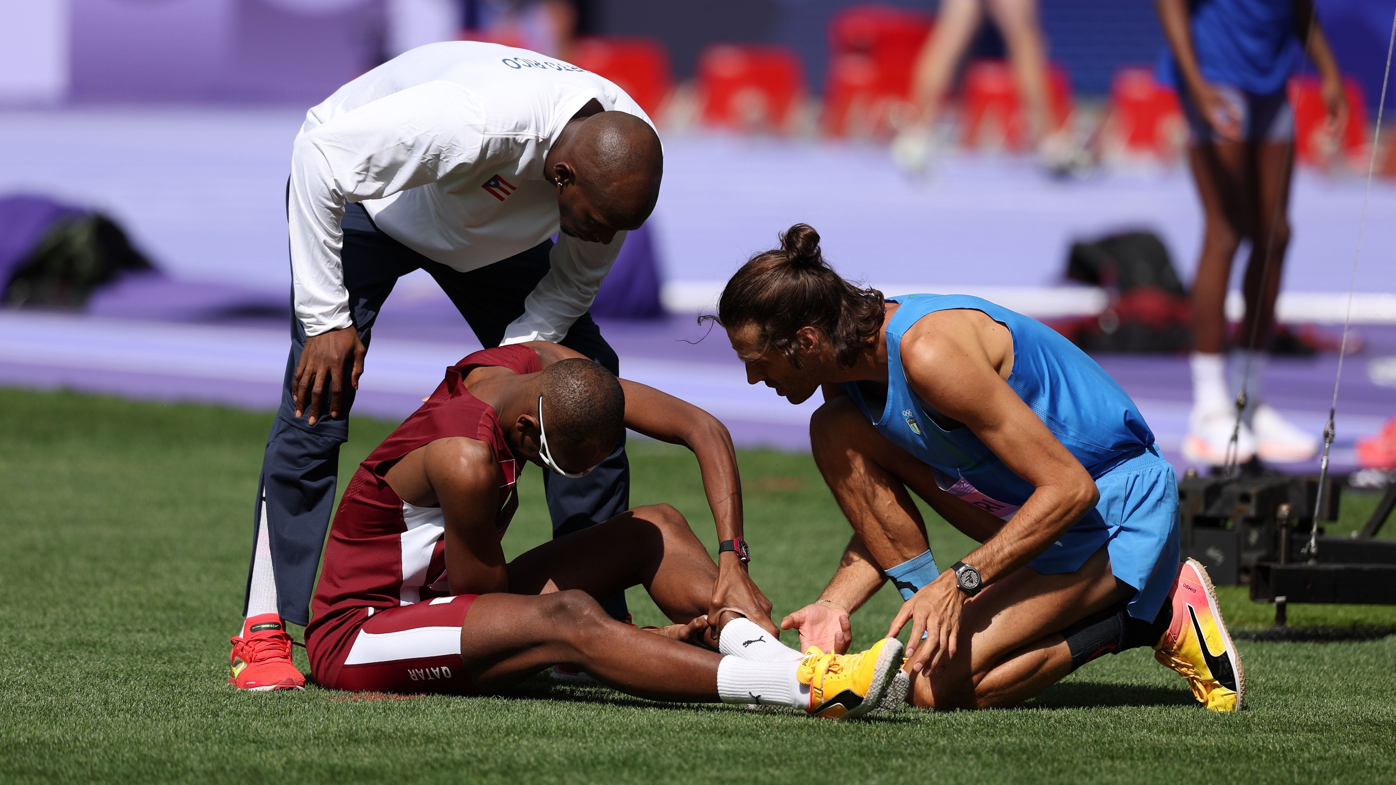 <strong>Olympia 2024: Die besten Bilder des zwölften Tages</strong><br>Eine wahre (Sports-)Freundschaft: Hochspringer Gianmarco Tamberi fragt bei Mutaz Essa Barshim nach, ob nach dessen Verletzung alles in Ordnung ist. Beide teilten sich vor vier Jahren in Tokio Gold.