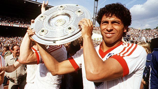 
                <strong>Fast vergessen: HSV mit der Schale</strong><br>
                Der Hamburger SV dürfte die Rückkehr der Darmstädter bejubelt haben. Denn am Ende beider Bundesliga-Jahre der Lilien holten die Hanseaten am Ende die Meisterschale in den Norden. Immerhin ein kleiner Hoffnungsschimmer für den Krisen-HSV.
              