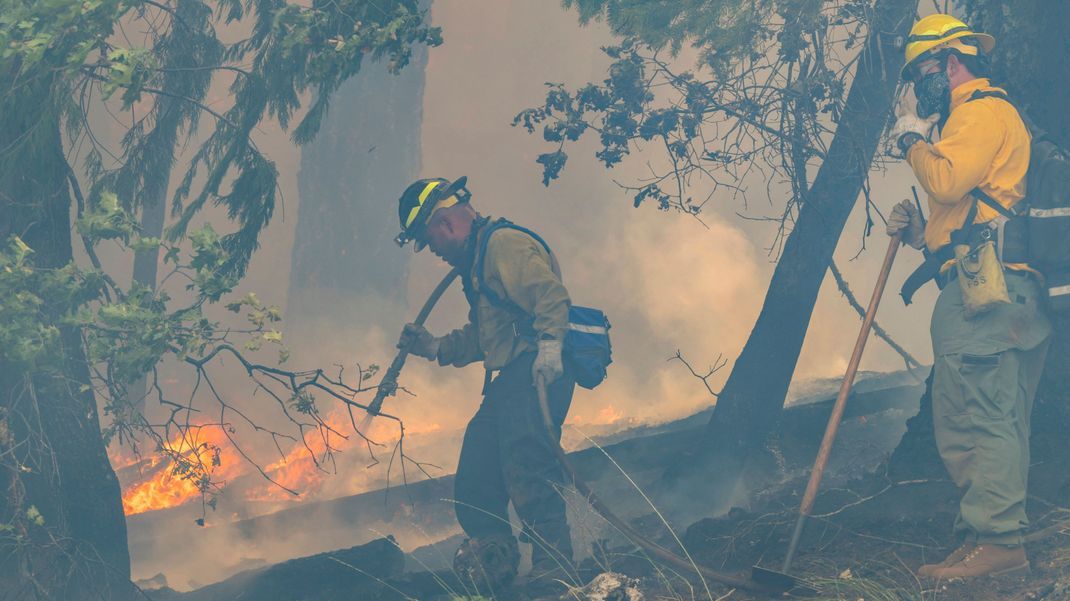 Feuerwehrleute bekämpfen das "Park"-Feuer entlang des Highway 32 bei Forest Ranch.