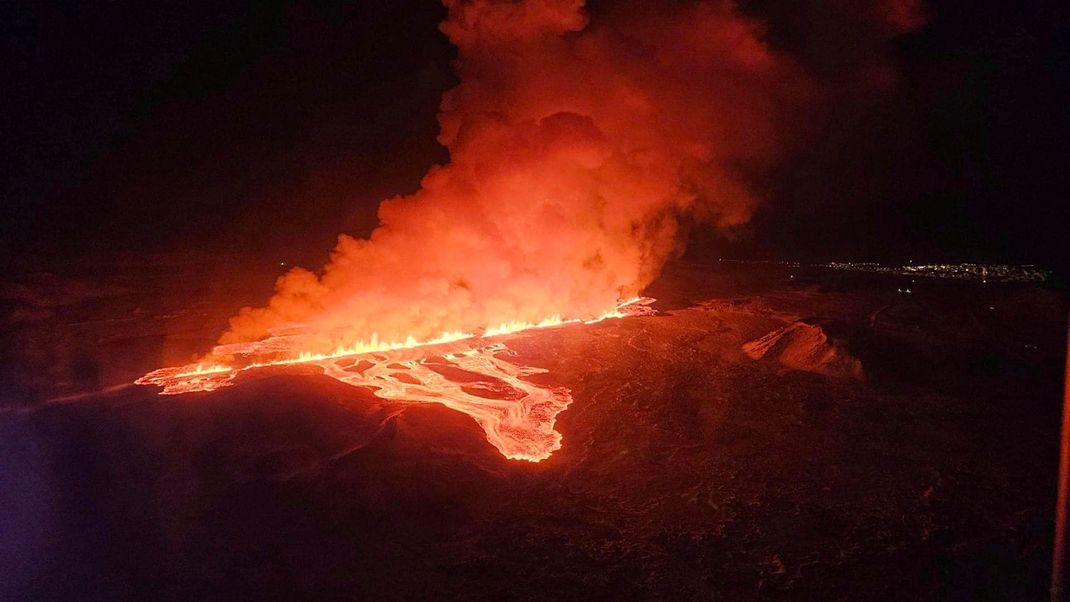 Steigt flüssiges Gestein ("Magma") an die Erdoberfläche, wird als Lava bezeichnet, wie hier im Februar 2024 am isländischen Spaltenvulkan Sundhnúkar.