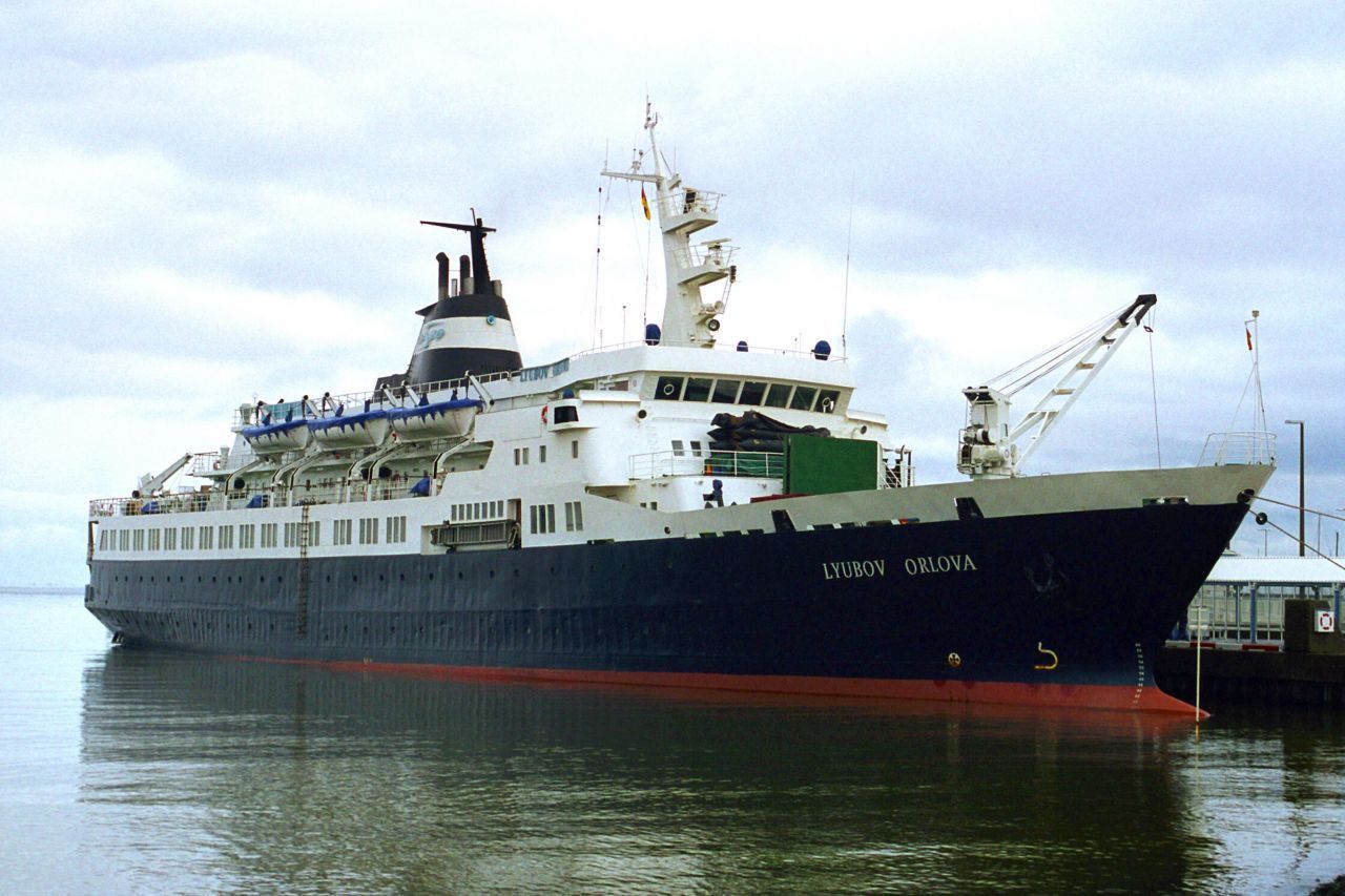 Anfang 2013 wurde das ehemals sowjetische Passagierschiff "Lyubov Orlova" im Schlepp auf dem Weg zu einer Abwrackwerft in der Dominikanischen Republik führerlos, nachdem die Schleppverbindung gerissen war. Seitdem trieb der Koloss auf dem Nordatlantik umher. Mittlerweile wird spekuliert, dass das Schiff gesunken sein könnte.