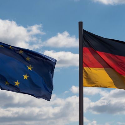 EU-Flagge neben Deutschlandfahne