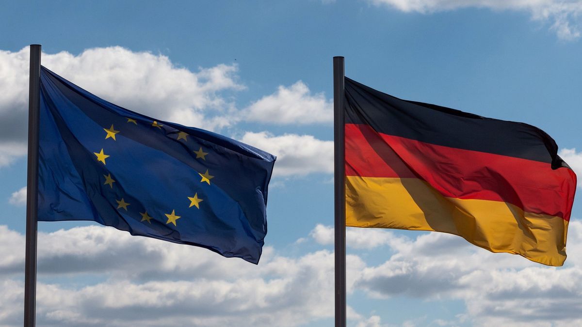 EU-Flagge neben Deutschlandfahne