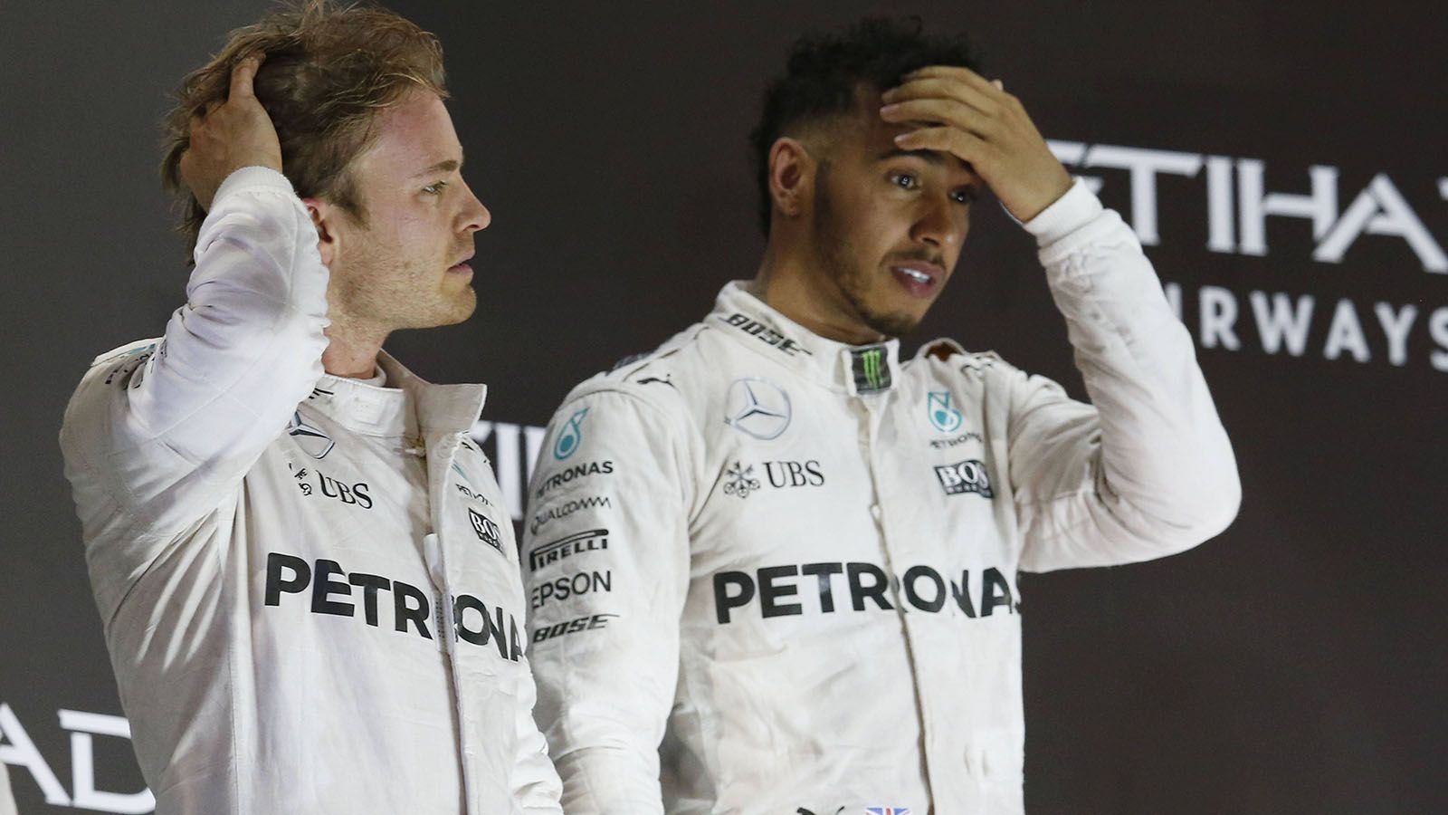 
                <strong>Lewis Hamilton gegen Nico Rosberg (Mercedes)</strong><br>
                Beim Saisonfinale in Abu Dhabi, Rosberg war als WM-Führender in das Rennen gegangen, versuchte Hamilton extra langsam zu fahren, um es anderen Fahrern zu ermöglichen, an Rosberg vorbeizuziehen. Der Plan des Briten ging nicht auf und Rosberg krönte sich zum Champion und verkündete wenig später sein überraschendes Karriereende. Aus ehemaligen Freunden waren innerhalb von nur vier Jahren erbitterte Feinde geworden. Immerhin: Rosberg erklärte in einem Q&A auf seinem YouTube-Kanal, dass er hoffe, die Freundschaft eines Tages wieder zu fixen. Diese hatte Hamilton nach dem Qualifying 2014 in Monaco beendet, nachdem Rosberg absichtlich eine Gelbe Flagge ausgelöst hatte, um zu verhindern, dass sein Teamkollege sich die Pole Position schnappt.
              