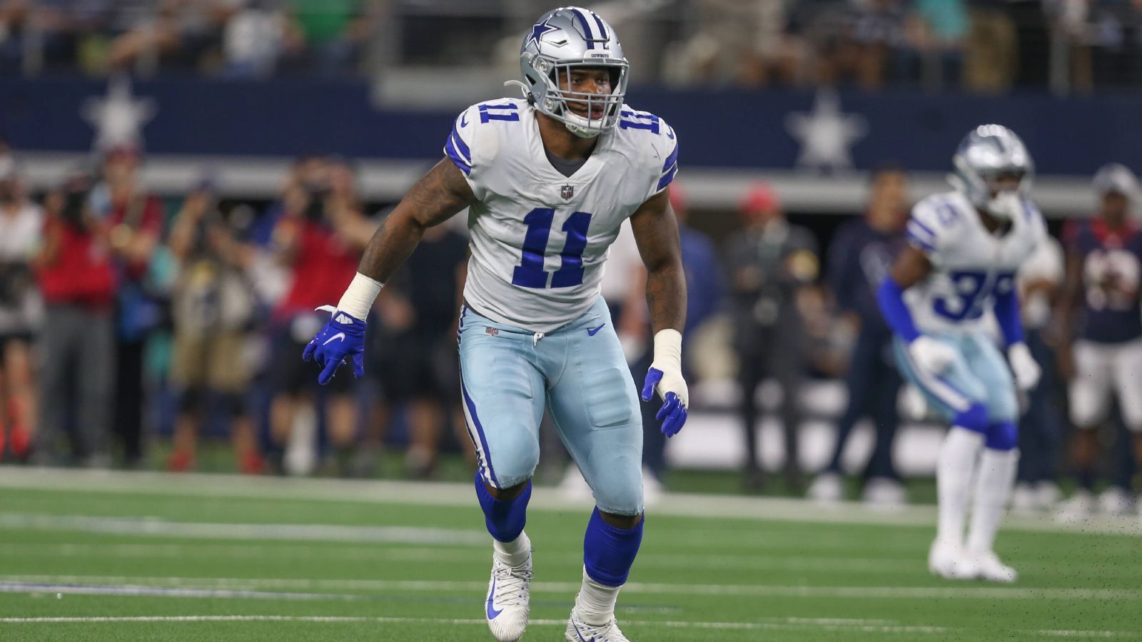 
                <strong>Linebacker: Micah Parsons</strong><br>
                Der auf Anhieb neue Star der Defense heißt Micah Parsons. Der Linebacker war der erste Pick der Cowboys im diesjährigen Draft und galt als einer der besten Defense-Prospects der diesjährigen Draft-Klasse. Der an zwölf ausgewählte Mann von Penn State hat 2019 satte 14 (!) Tackles for Loss und noch dazu fünf Sacks in 13 Spielen akkumuliert. 2020 spielte er wegen der Corona-Pandemie freiwillig nicht, lieferte in der Preseason aber ab. "Er war überall auf dem Feld", sagte "FOX"-Experte Shannon Sharpe. Wie er in der großen NFL jedoch performt, bleibt abzuwarten.
              