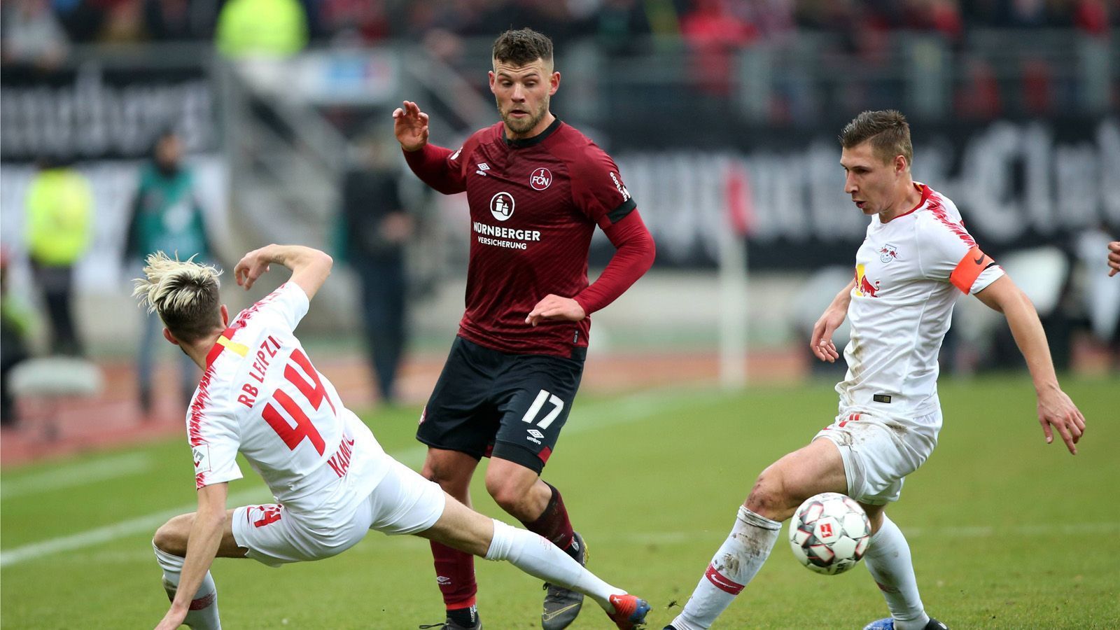 
                <strong>Eduard Löwen (1. FC Nürnberg) </strong><br>
                Der ehemalige Jugendspieler des 1. FC Kaiserslautern ist seit 2016 beim FCN und wird wohl im Falle eines Abstiegs die Franken verlassen. Immer wieder wird der 21-Jährige mit Bundesliga-Klubs in Verbindung gebracht. Kein Wunder, schließlich ist Löwen einer der wenigen Lichtblicke in einer historisch schlechten Saison der Nürnberger. In der aktuellen Saison kommt Löwen auf zwölf Bundesliga-Einsätze, eine Muskelverletzung legte ihn zwischenzeitlich lahm. 
              