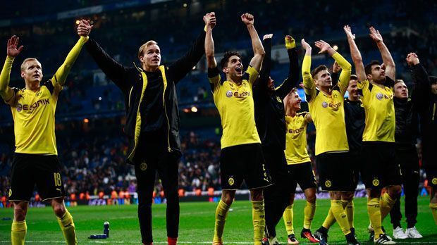 
                <strong>Borussia Dortmund</strong><br>
                Das krasse Gegenteil von Dinamo Zagreb: Borussia Dortmund. Der BVB bricht den Torrekord der Champions-League-Gruppenphase. Der deutsche Vizemeister erzielt bei Titelverteidiger Real Madrid (2:2) seine Treffer 20 und 21 im sechsten Spiel. Manchester United (1998/99), der FC Barcelona (2011/12 und 2016/17) sowie Real Madrid (2013/14) hatten je 20 Mal in ihren sechs Gruppenspielen getroffen.
              