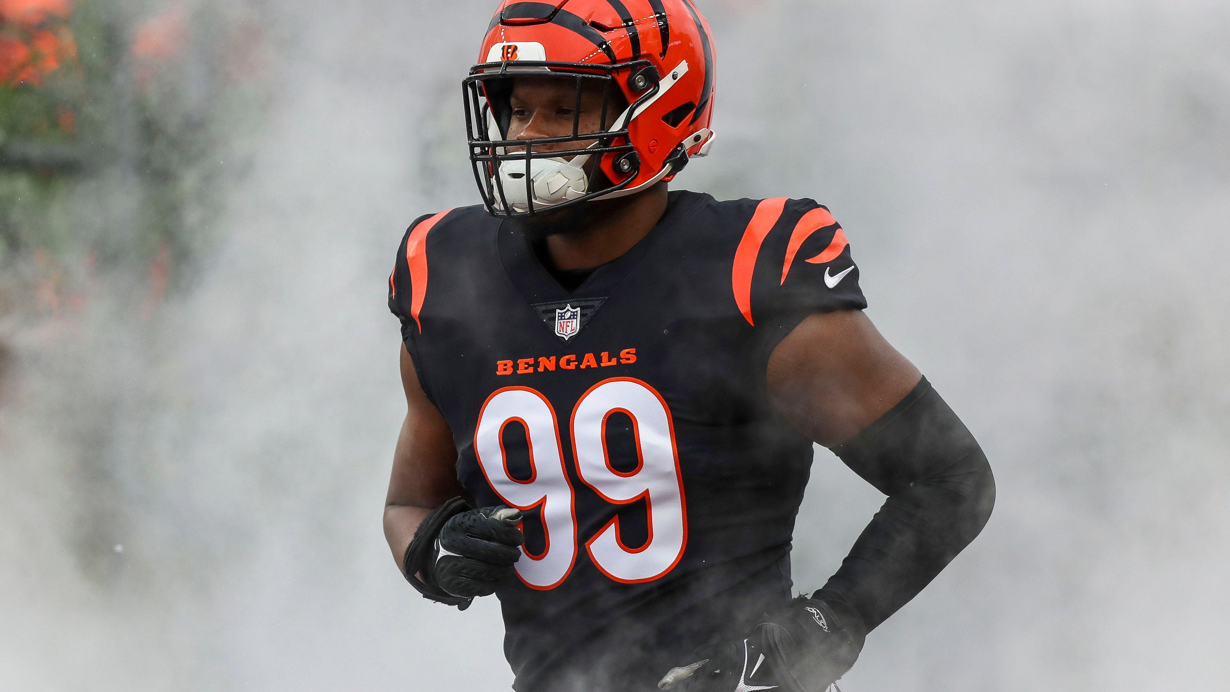 <strong>28. Pick: Myles Murphy (Cincinnati Bengals)</strong><br>Der Edge Rusher blickt auf eine enttäuschende Rookie-Saison zurück. Murphy konnte sich nicht für einen Stammpatz empfehlen. 15 Pressures und drei Sacks standen nach der Spielzeit in seinem Arbeitsnachweis. Auch in der Laufverteidigung tat er sich schwer. Murphy bringt viele athletische Anlagen mit, die er nun auch auf dem Feld zeigen muss.&nbsp;