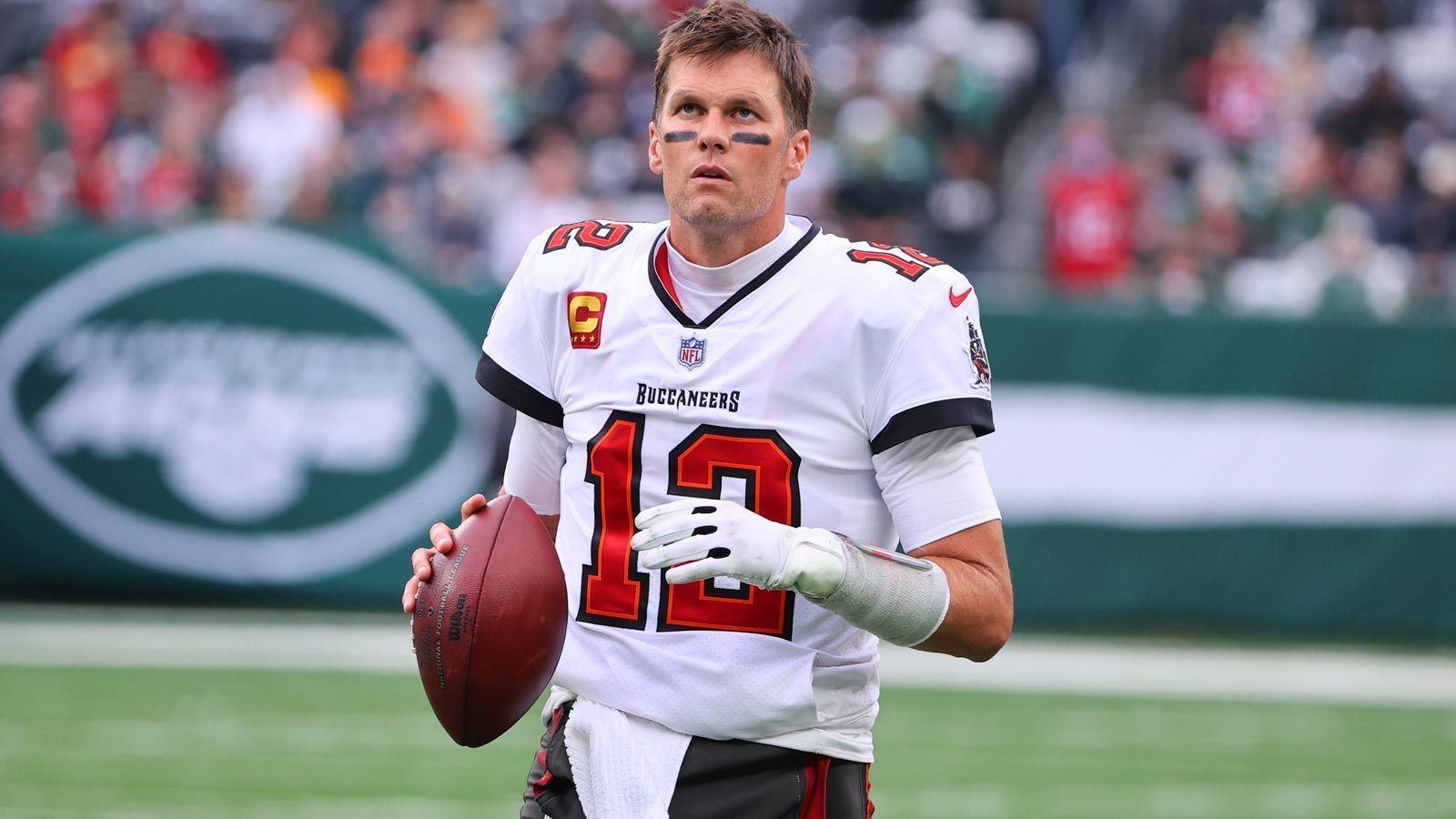 
                <strong>Tom Brady (Tampa Bay Buccaneers)</strong><br>
                &#x2022; 562,500 US-Dollar (maximal 2.5 Millionen) US-Dollar für jede Kategorie, wenn er in den Top-5 landet:<br/><br>&#x2022; 500.000 US-Dollar, wenn er die Playoffs erreicht - <br>&#x2022; 750.000 US-Dollar für einen Sieg in der Wild Card Round - <br>&#x2022; 1.25 Millionen US Dollar für einen Sieg in der Divisional Round - <br>&#x2022; 1.75 Millionen US-Dollar für einen Sieg im NFC-Champioship-Spiel - <br>&#x2022; 2.25 Millionen US-Dollar für einen Sieg im Super Bowl<br>
              