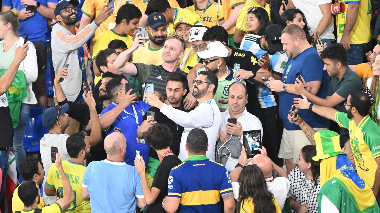 
                <strong>Neymar: Double des Superstars macht Brasiliens Fans verrückt</strong><br>
                Den Auftritt hat er minutiös vorbereitet: Ein Double von Superstar Neymar hat beim zweiten WM-Gruppenspiel der Selecao gegen die Schweiz im 974 Stadium in Doha für Aufsehen bei den Fans gesorgt. 
              